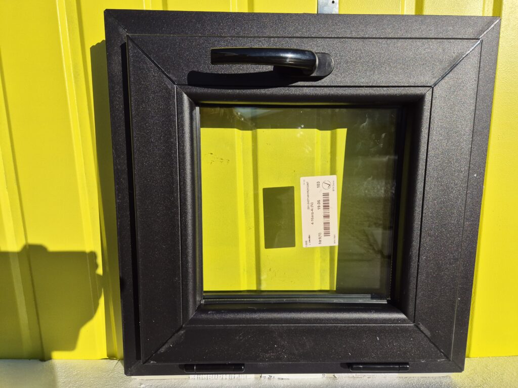 zwart pvc raam
